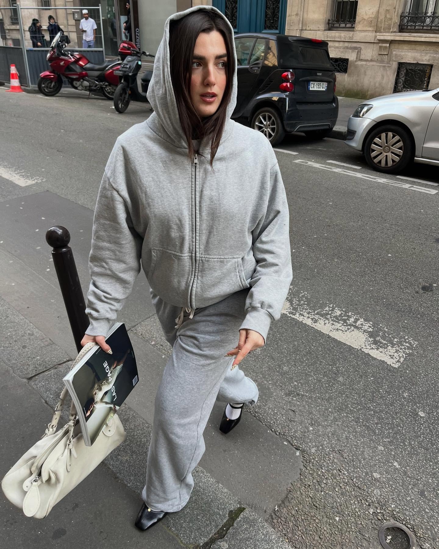 Influencer @_paulineleroy_ wears a grey zip-up hoodie with grey sweatpants.
