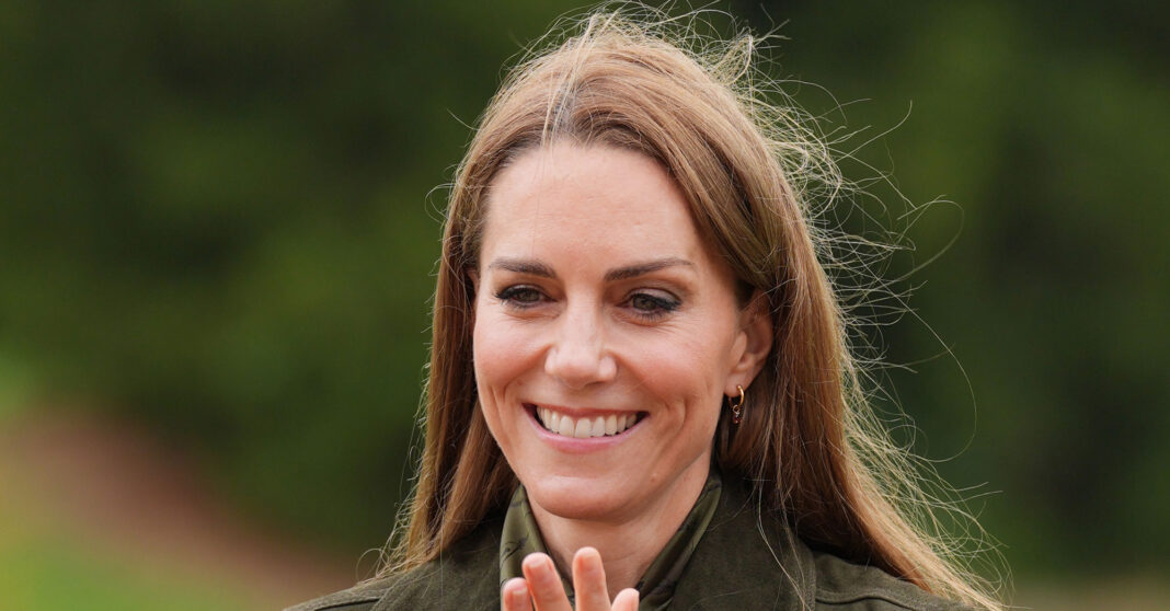 Kate-Middleton-Updates-Princess-Dianas-Favorite-Fall-Outfit.jpg